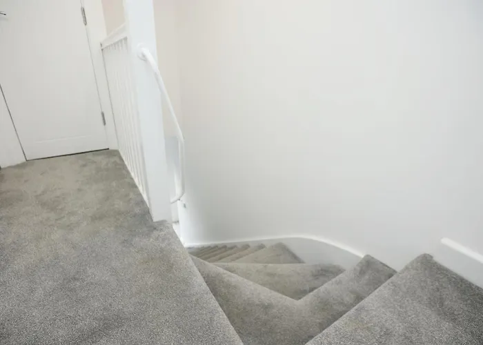 Church Leaze House By N And N Stays, Newly Refurbed Huge 6 Bed House With Ensuite For A Like Experience, Contractor Friendly, Close To Ytl Site, Private Parking And Fast Wifi Bristol