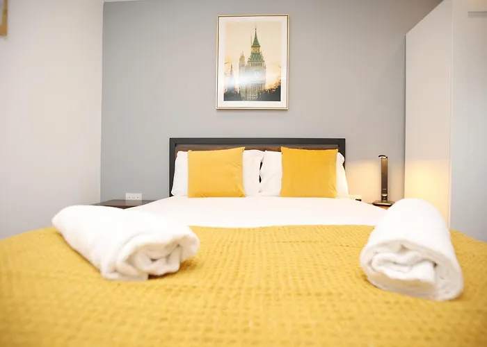 Church Leaze House By N And N Stays, Newly Refurbed Huge 6 Bed House With Ensuite For A Like Experience, Contractor Friendly, Close To Ytl Site, Private Parking And Fast Wifi Bristol