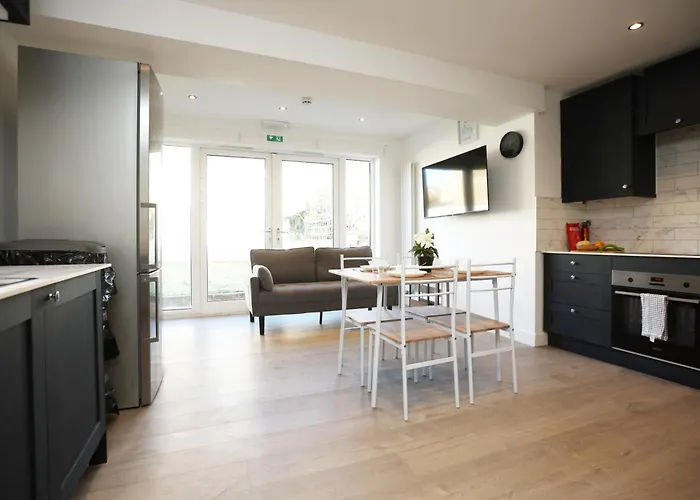 Church Leaze House By N And N Stays, Newly Refurbed Huge 6 Bed House With Ensuite For A Like Experience, Contractor Friendly, Close To Ytl Site, Private Parking And Fast Wifi Bristol