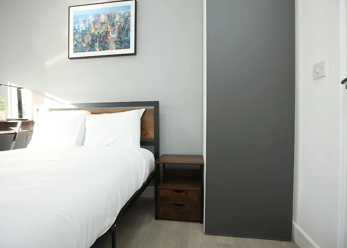 Church Leaze House By N And N Stays, Newly Refurbed Huge 6 Bed House With Ensuite For A Like Experience, Contractor Friendly, Close To Ytl Site, Private Parking And Fast Wifi Bristol