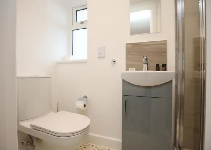 Feriehus Church Leaze House By N And N Stays, Newly Refurbed Huge 6 Bed House With Ensuite For A Like Experience, Contractor Friendly, Close To Ytl Site, Private Parking And Fast Wifi