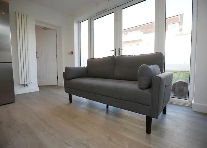 Feriehus Church Leaze House By N And N Stays, Newly Refurbed Huge 6 Bed House With Ensuite For A Like Experience, Contractor Friendly, Close To Ytl Site, Private Parking And Fast Wifi