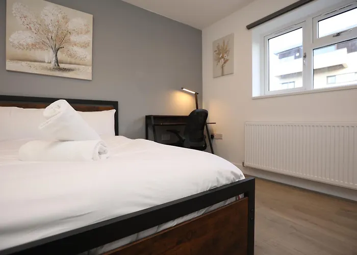 Feriehus Church Leaze House By N And N Stays, Newly Refurbed Huge 6 Bed House With Ensuite For A Like Experience, Contractor Friendly, Close To Ytl Site, Private Parking And Fast Wifi *