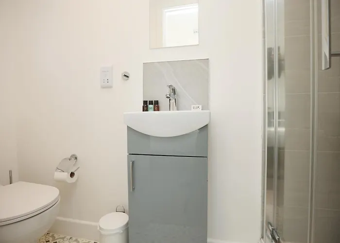 Feriehus Church Leaze House By N And N Stays, Newly Refurbed Huge 6 Bed House With Ensuite For A Like Experience, Contractor Friendly, Close To Ytl Site, Private Parking And Fast Wifi *