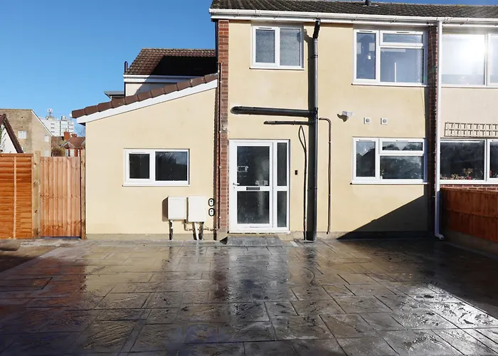 Church Leaze House By N And N Stays, Newly Refurbed Huge 6 Bed House With Ensuite For A Like Experience, Contractor Friendly, Close To Ytl Site, Private Parking And Fast Wifi * Bristol