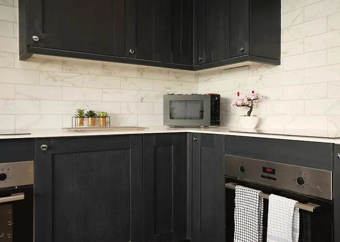 Church Leaze House By N And N Stays, Newly Refurbed Huge 6 Bed House With Ensuite For A Like Experience, Contractor Friendly, Close To Ytl Site, Private Parking And Fast Wifi Feriehus