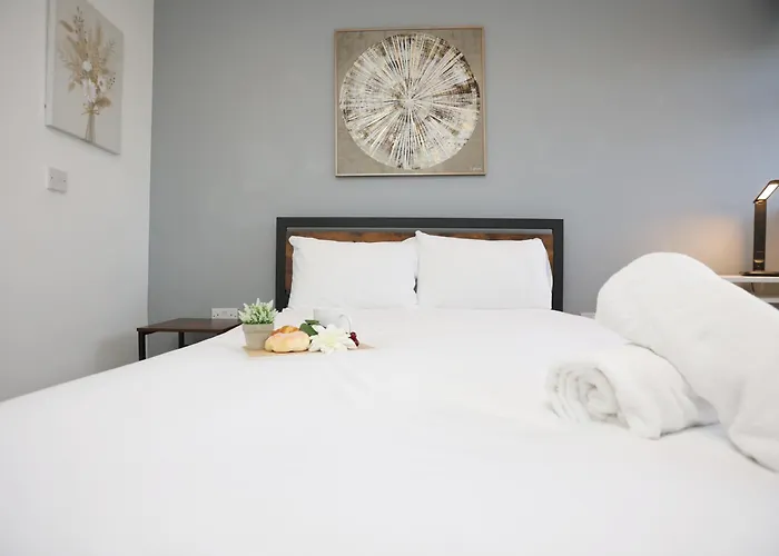 Feriehus Church Leaze House By N And N Stays, Newly Refurbed Huge 6 Bed House With Ensuite For A Like Experience, Contractor Friendly, Close To Ytl Site, Private Parking And Fast Wifi