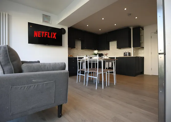 Feriehus Church Leaze House By N And N Stays, Newly Refurbed Huge 6 Bed House With Ensuite For A Like Experience, Contractor Friendly, Close To Ytl Site, Private Parking And Fast Wifi Bristol