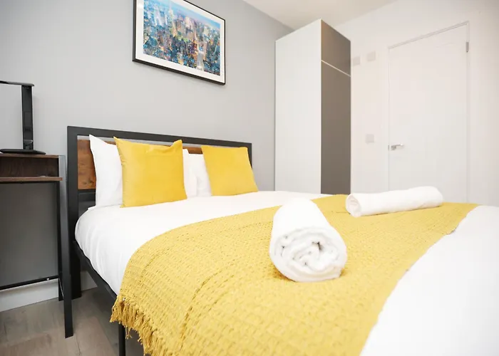 Church Leaze House By N And N Stays, Newly Refurbed Huge 6 Bed House With Ensuite For A Like Experience, Contractor Friendly, Close To Ytl Site, Private Parking And Fast Wifi *