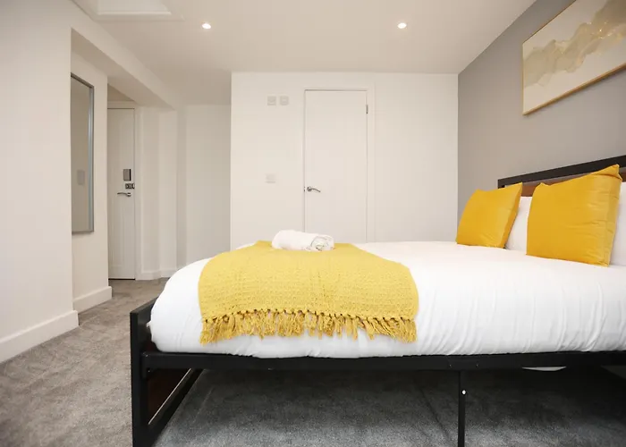 Feriehus Church Leaze House By N And N Stays, Newly Refurbed Huge 6 Bed House With Ensuite For A Like Experience, Contractor Friendly, Close To Ytl Site, Private Parking And Fast Wifi Bristol