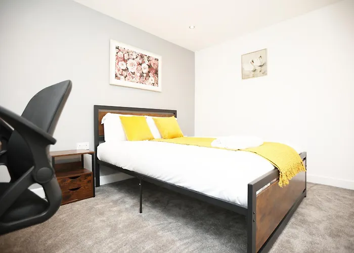 Church Leaze House By N And N Stays, Newly Refurbed Huge 6 Bed House With Ensuite For A Like Experience, Contractor Friendly, Close To Ytl Site, Private Parking And Fast Wifi Feriehus Bristol